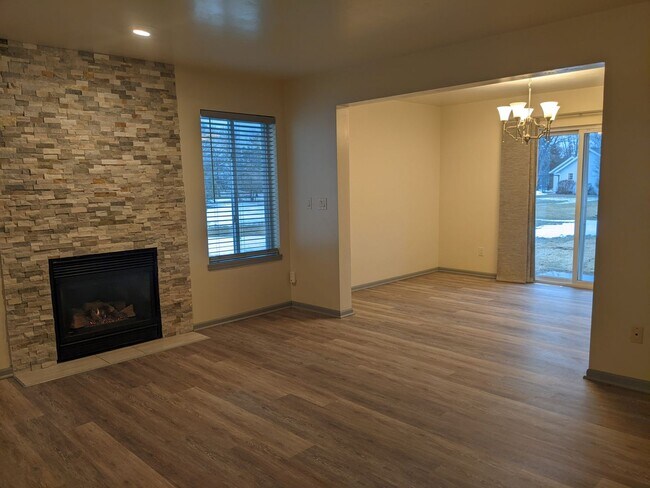 Building Photo - Welcome Home to this Grand Chute Condo!