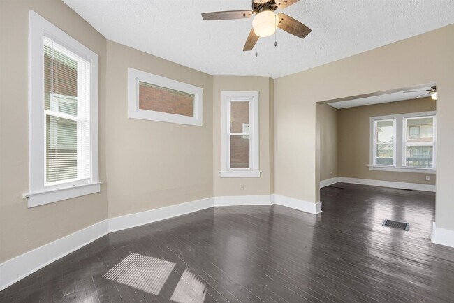 Building Photo - 172 S Richardson Ave