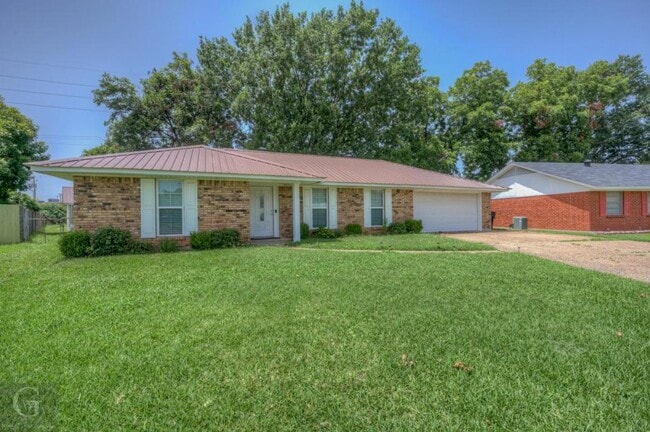 Building Photo - 425 Plaza Cir