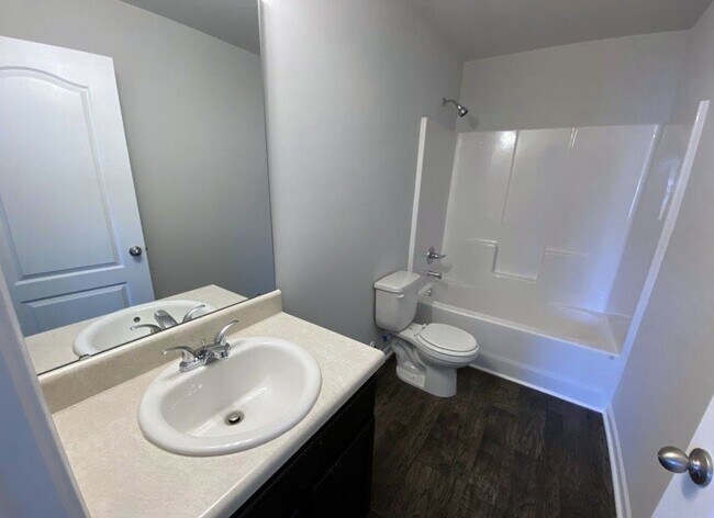 Building Photo - Beautiful 3 Bedroom, 2 1/2 Bathroom Home off Robinhood Rd in Winston!