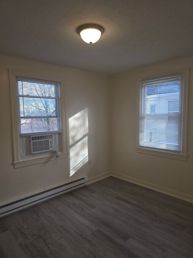 Building Photo - R- 903/905 Highland Dr