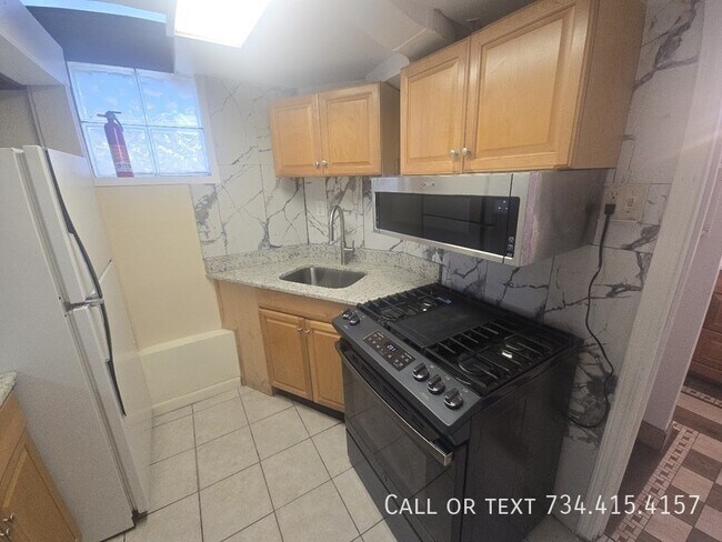 Building Photo - 707 S Division St