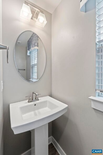 Main-level convenience Powder room - 3007 Sun Valley Dr