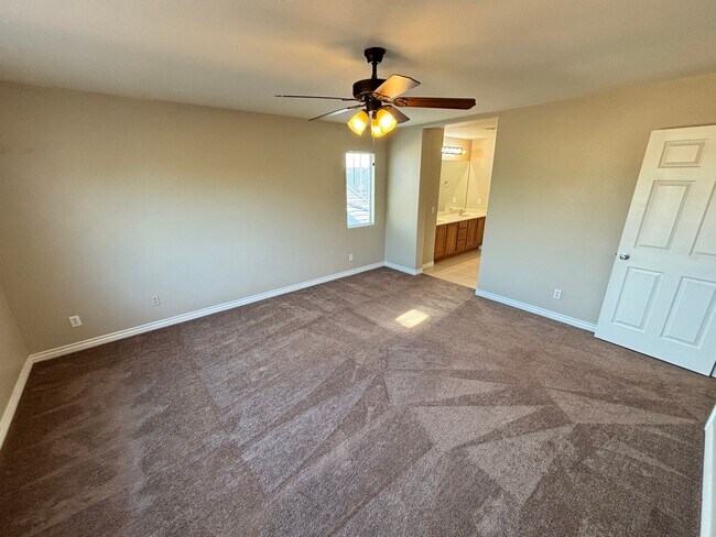 Building Photo - Spacious 4BED/3BATH Home Located in North Las Vegas