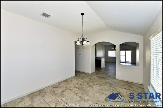 Building Photo - 14945 Tierra Escape Ave