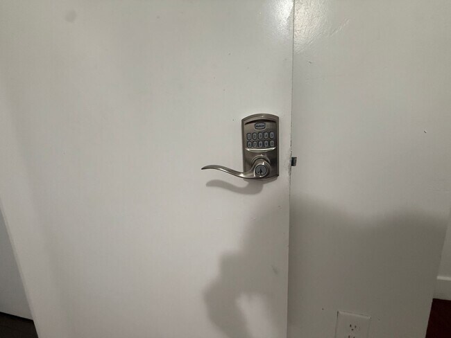 Building Photo - Affordable Private Girl room Downtown - Top Floor and Furnished