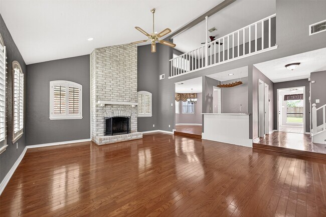 Building Photo - 4003 W Valley Dr
