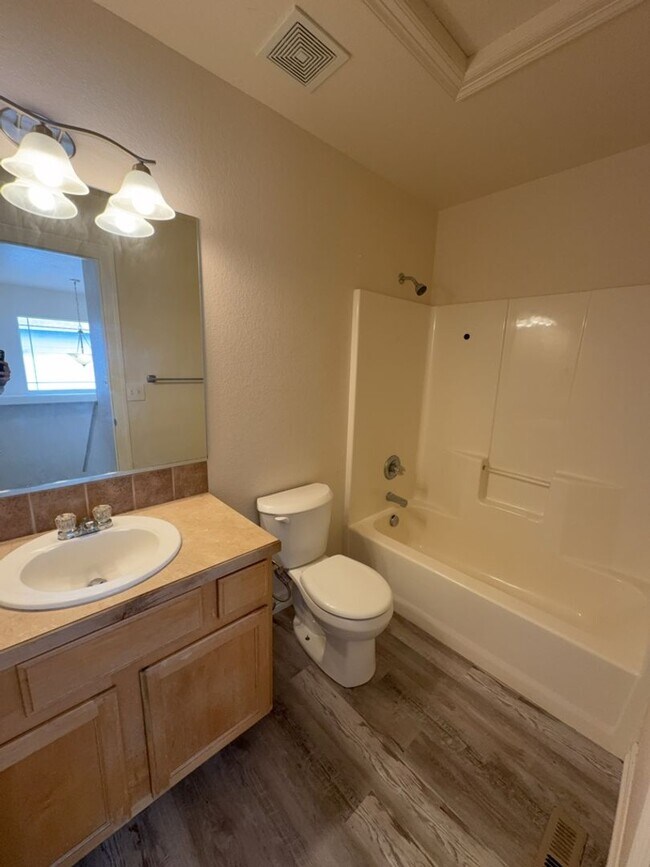 Building Photo - Spacious 3 Bed, 2.5 Bath Home with Oversiz...