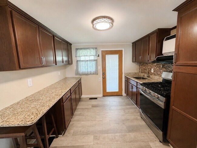 Building Photo - 2-Bedroom Burlington Home with Finished Basement, Backyard and Garage