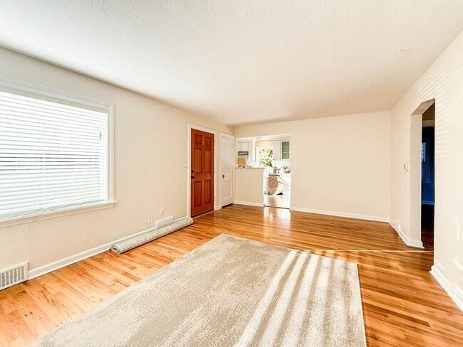 Building Photo - Beautiful Home in Convenient Northgate Location