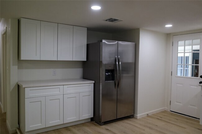 Building Photo - 621 North St