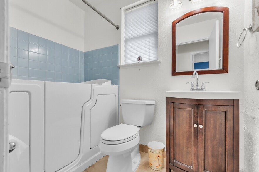 Building Photo - 6630 Lindbrook Way