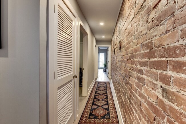 Building Photo - Stunning premium corner Townhome condo in ...