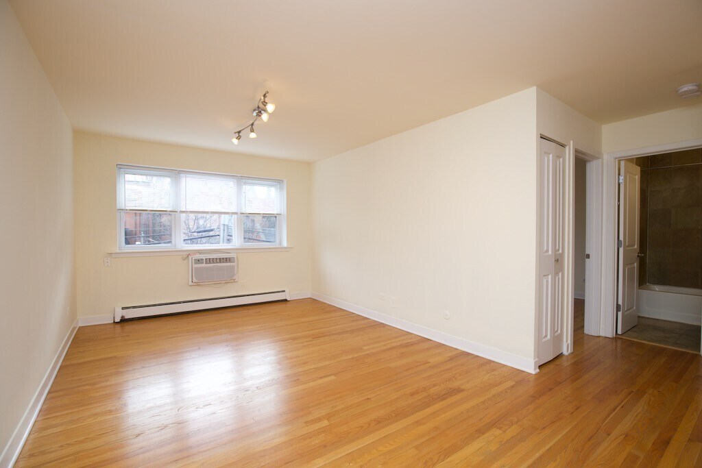 Building Photo - 628 W Wrightwood Ave