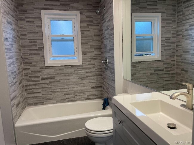 Building Photo - 17 Roosevelt Pl