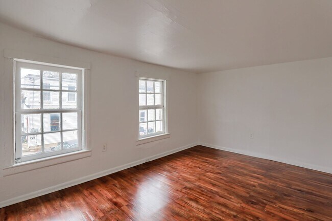 Building Photo - Available Now! 2 Bedroom House with Parkin...