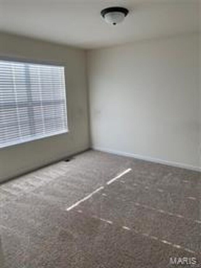 Building Photo - Lovely 4 bedroom, 2.5 bath, 2 car garage