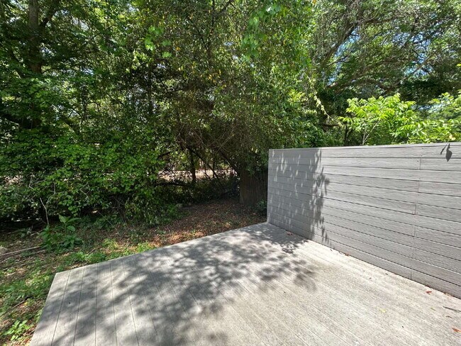 Building Photo - 2 bed/2 bath with new paint and flooring! Pets are welcome! New Back Porch!