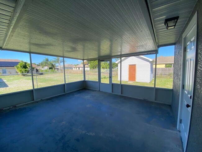 Building Photo - FULLY RENOVATED and spacious 4-bedroom, 2-...