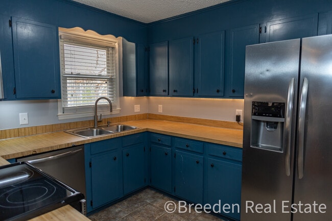 Building Photo - 160 Crump St