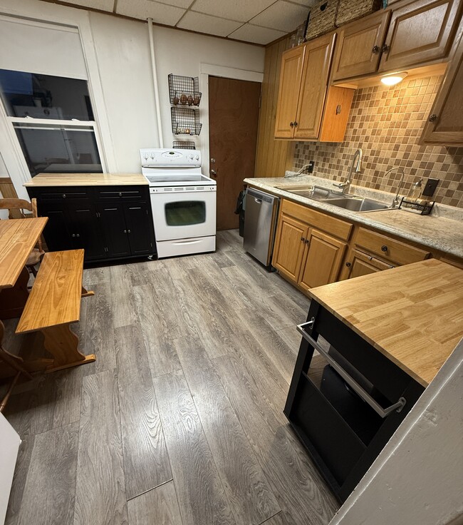 Building Photo - 905 N California Ave