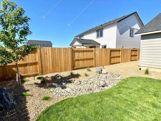 Building Photo - Modern Comfort in Northwest Redmond