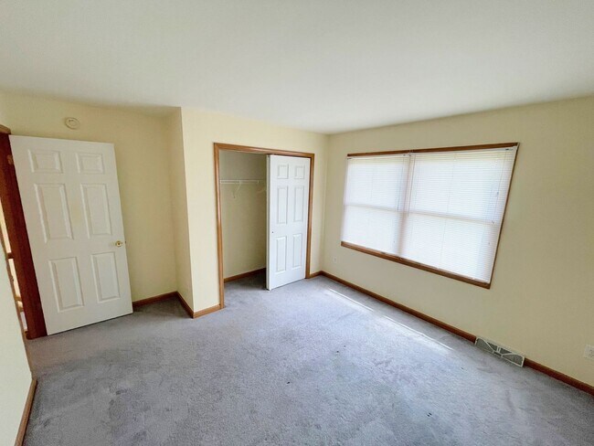 Building Photo - Spacious 3 bed 2.5 Bath Home Ready to Rent...