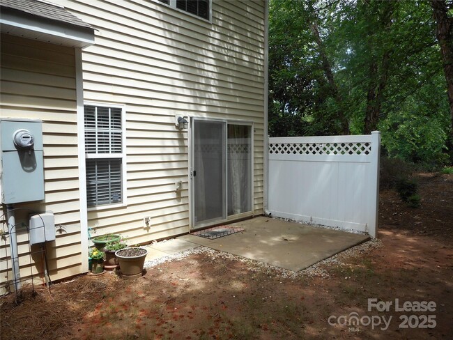 Building Photo - 15519 Stronvar House Ln