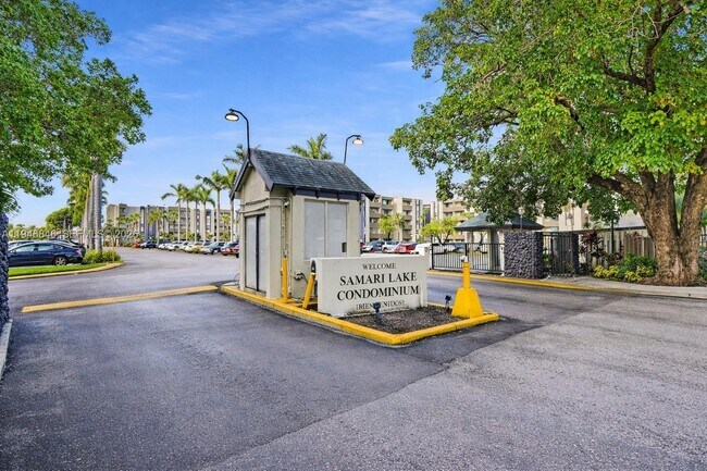 Building Photo - 10000 NW 80th Ct