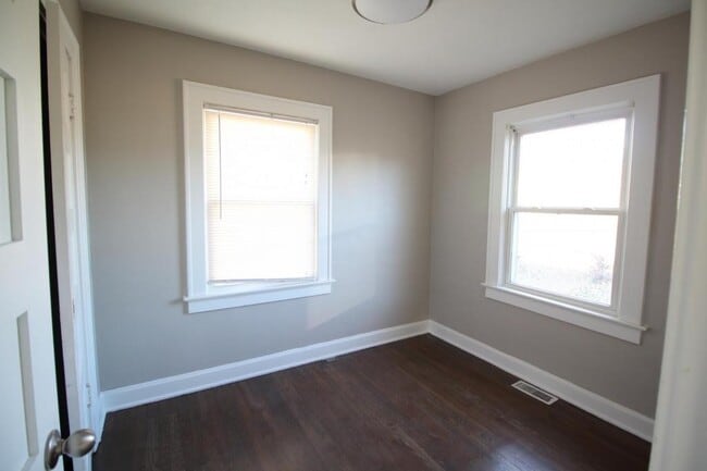 Building Photo - 226 W 81st St