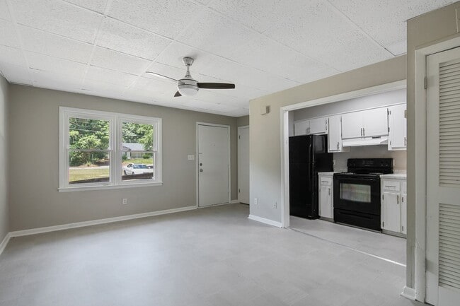 Building Photo - 210 Colonial Dr
