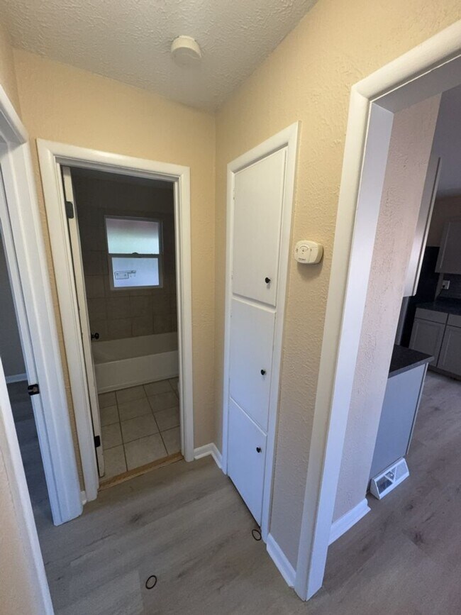 Building Photo - Beautifully Updated 3 Bedroom 2 Bath Home ...