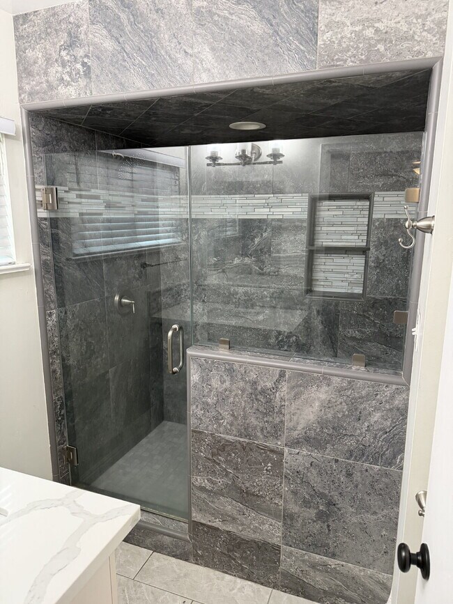 Building Photo - Bright, Beautiful & Fully Updated 3-Bed, 2-Bath Home with Modern Finishes