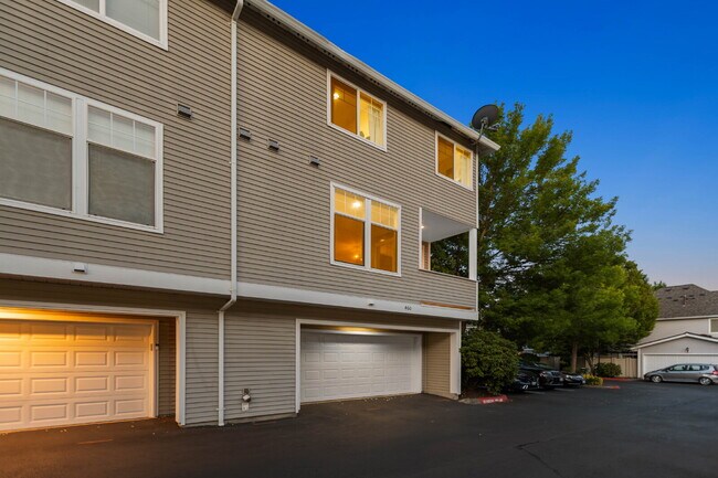 Building Photo - Beautiful End-Unit Townhome in Highland Parc | Water & Sewer Included!- AVAILABLE NOW FOR RENT!!