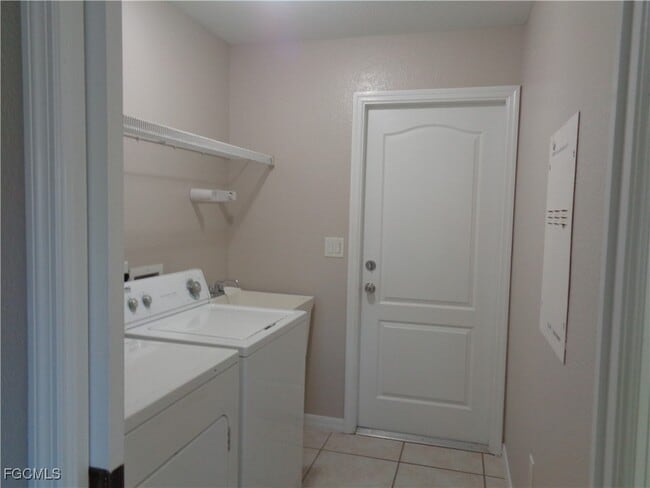 Building Photo - 2716 SW 12th Pl