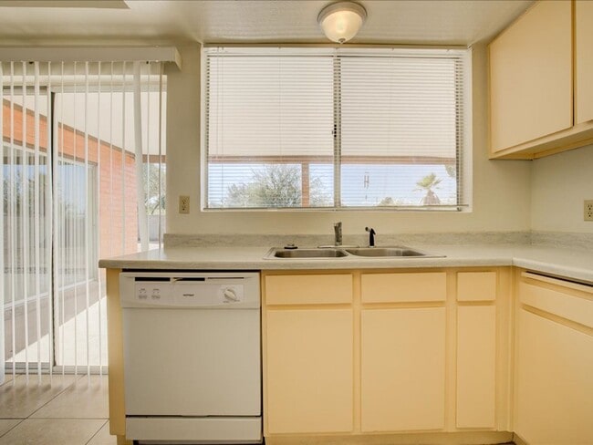 Building Photo - EASTSIDE LOCATION!!!