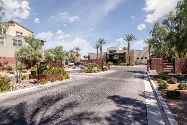 Building Photo - Luxury Summerlin townhome in resort style gated community