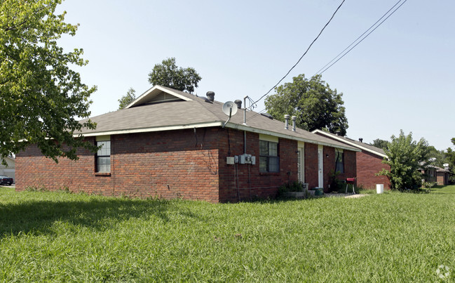 Building Photo - 1682-2253 Emily Circle Dr
