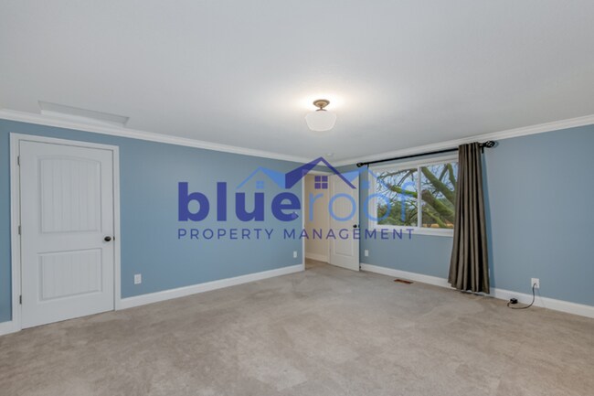 Building Photo - 8045 SW West Slope Dr