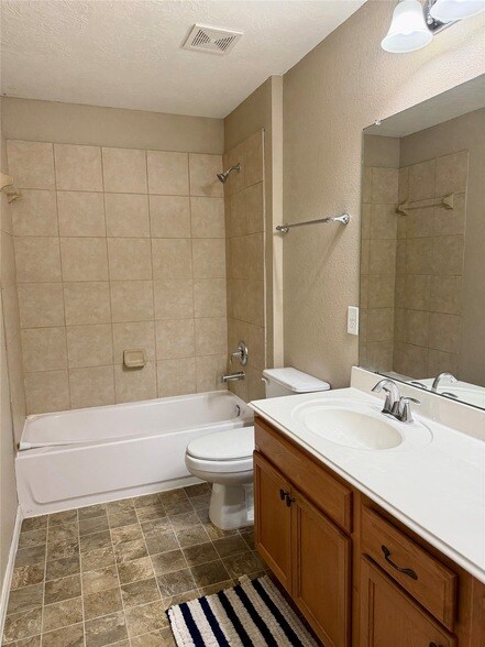 Building Photo - 16010 Limestone Lake Dr