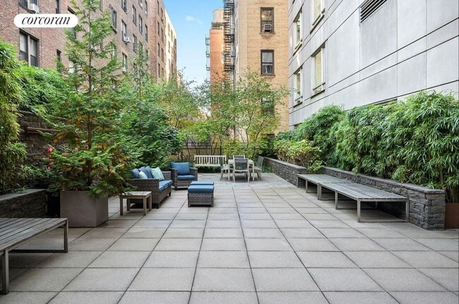 Building Photo - 545 W 110th St
