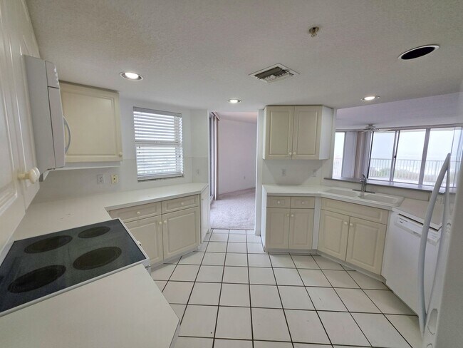 Building Photo - Beautiful Annual 7th floor Condo with Stunning Ocean Views 3/2