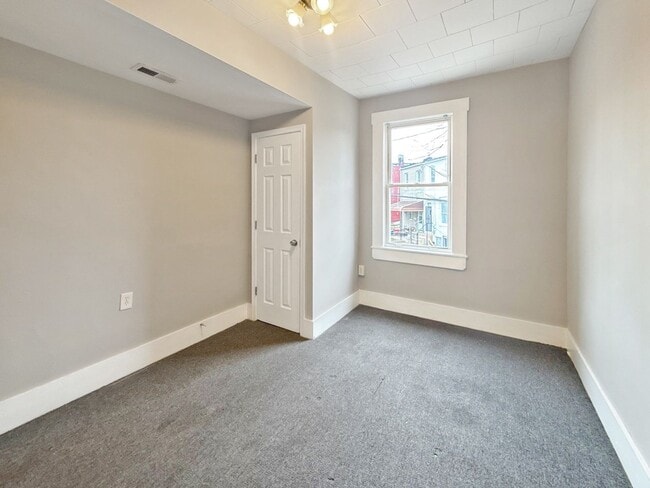 Building Photo - Modern Finishes, In-Unit Laundry & Bright Living Spaces