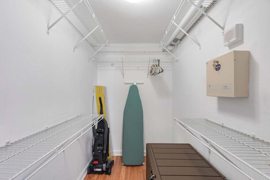 Building Photo - 1 SE 12th St