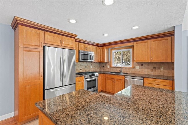 Building Photo - 77 Colonial Rd