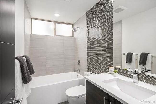 Building Photo - 3041 20th Ave W