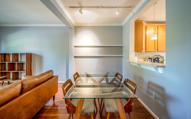 Building Photo - Comfortable Condo Living in Convenient Alexandria Location