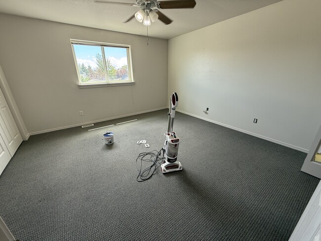 Building Photo - 913 Cardinal Dr