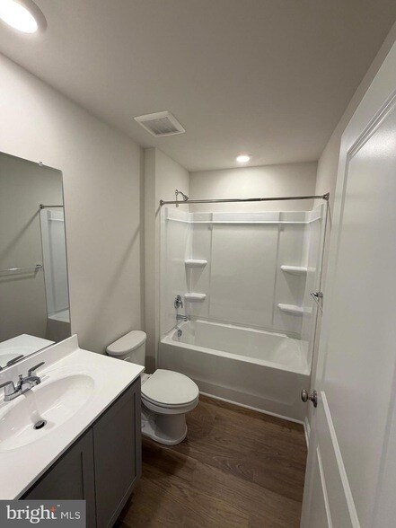 Building Photo - 561 Norwood Dr