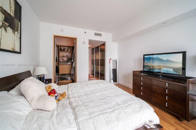 Building Photo - 950 Brickell Bay Dr